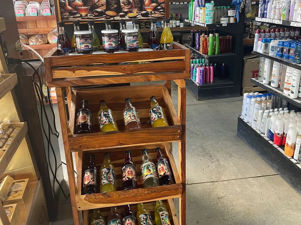 Exhibidor de madera con botellas etiquetadas en una tienda