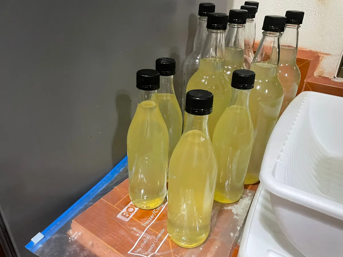 Botellas de limoncello llenadas a mano