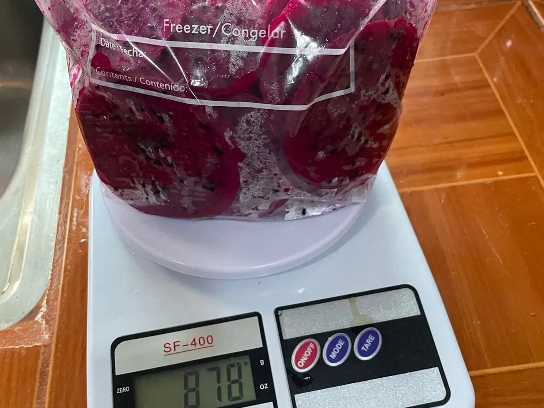 Pulpa de pitahaya pesada en balanza durante la producción