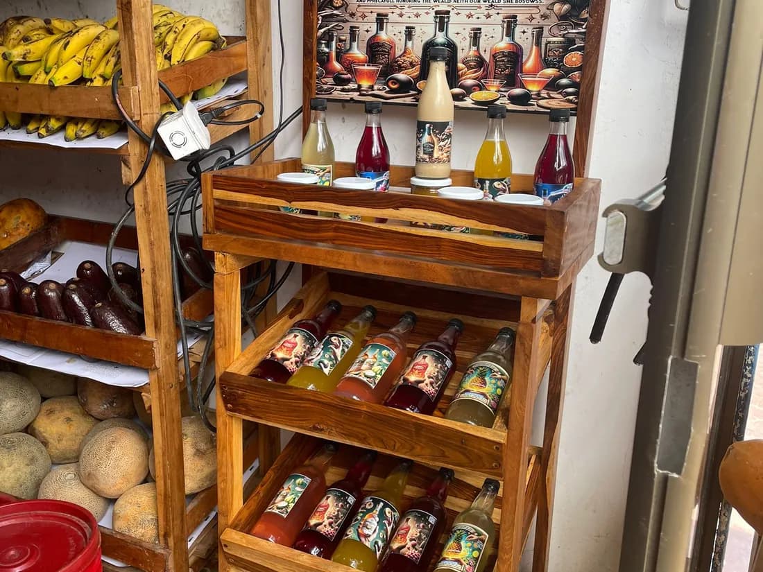 Exhibidor de madera de Manos Mágicas en una tienda local