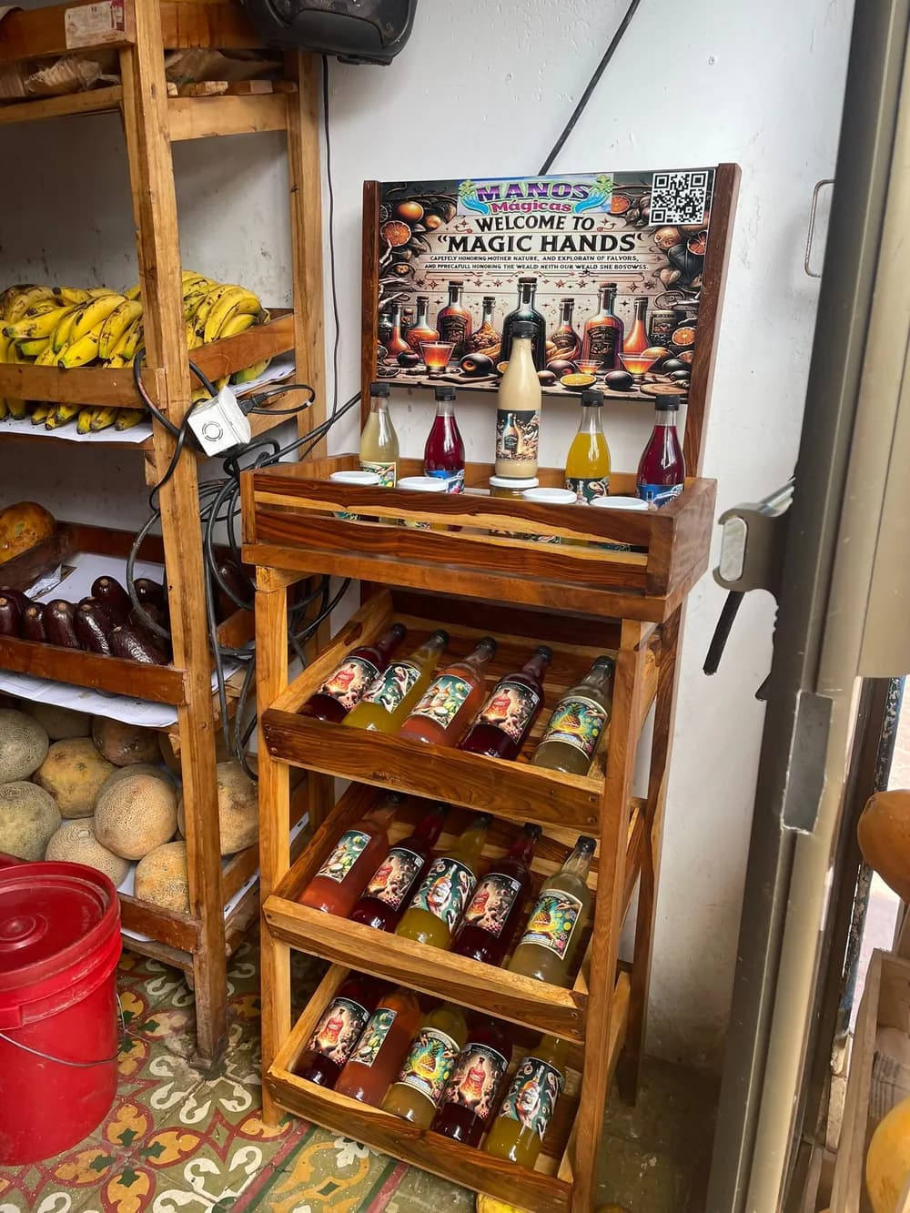 Exhibidor de Manos Mágicas dentro de una tienda de San Juan del Sur